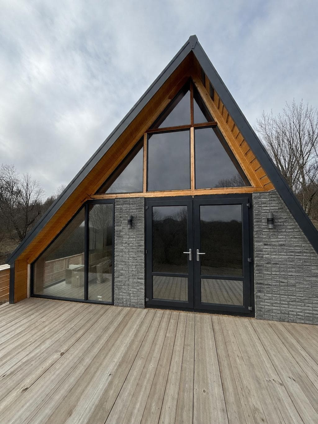 The Clearing — terasă A-Frame cu uși panoramice, Sătucul Verde