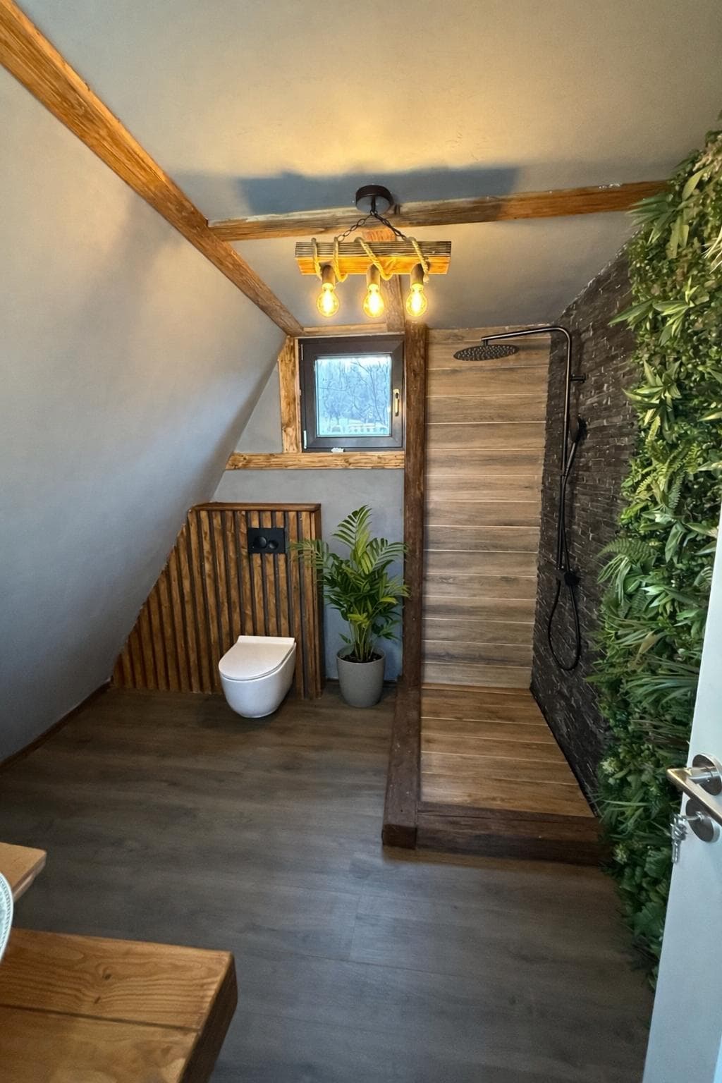 The Retreat — interior baie premium cu oglindă luminată și plante